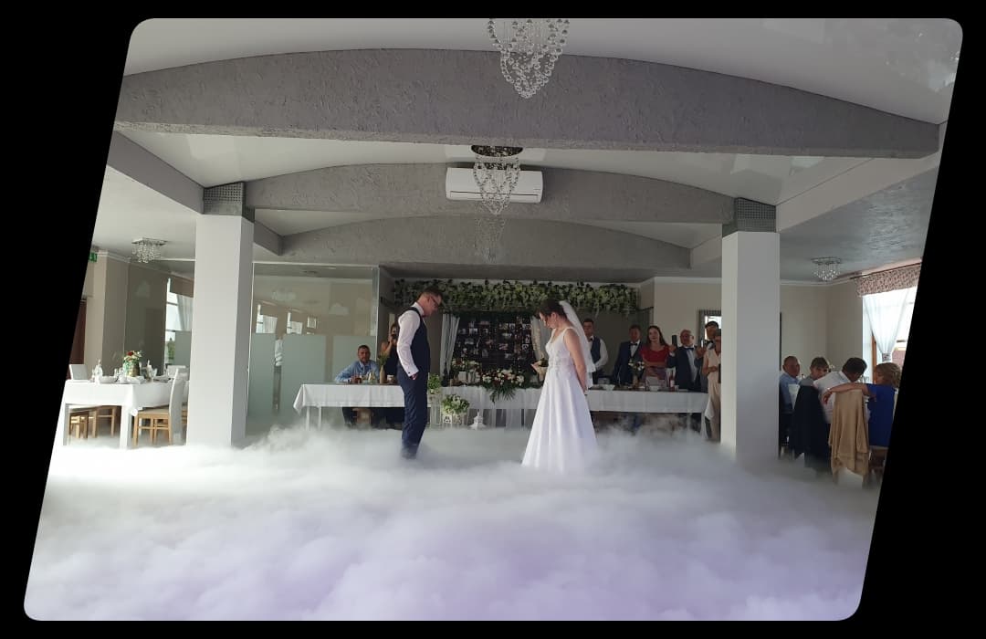 Pierwszy taniec pary młodej w bajkowym ciężkim dymie z suchego lodu