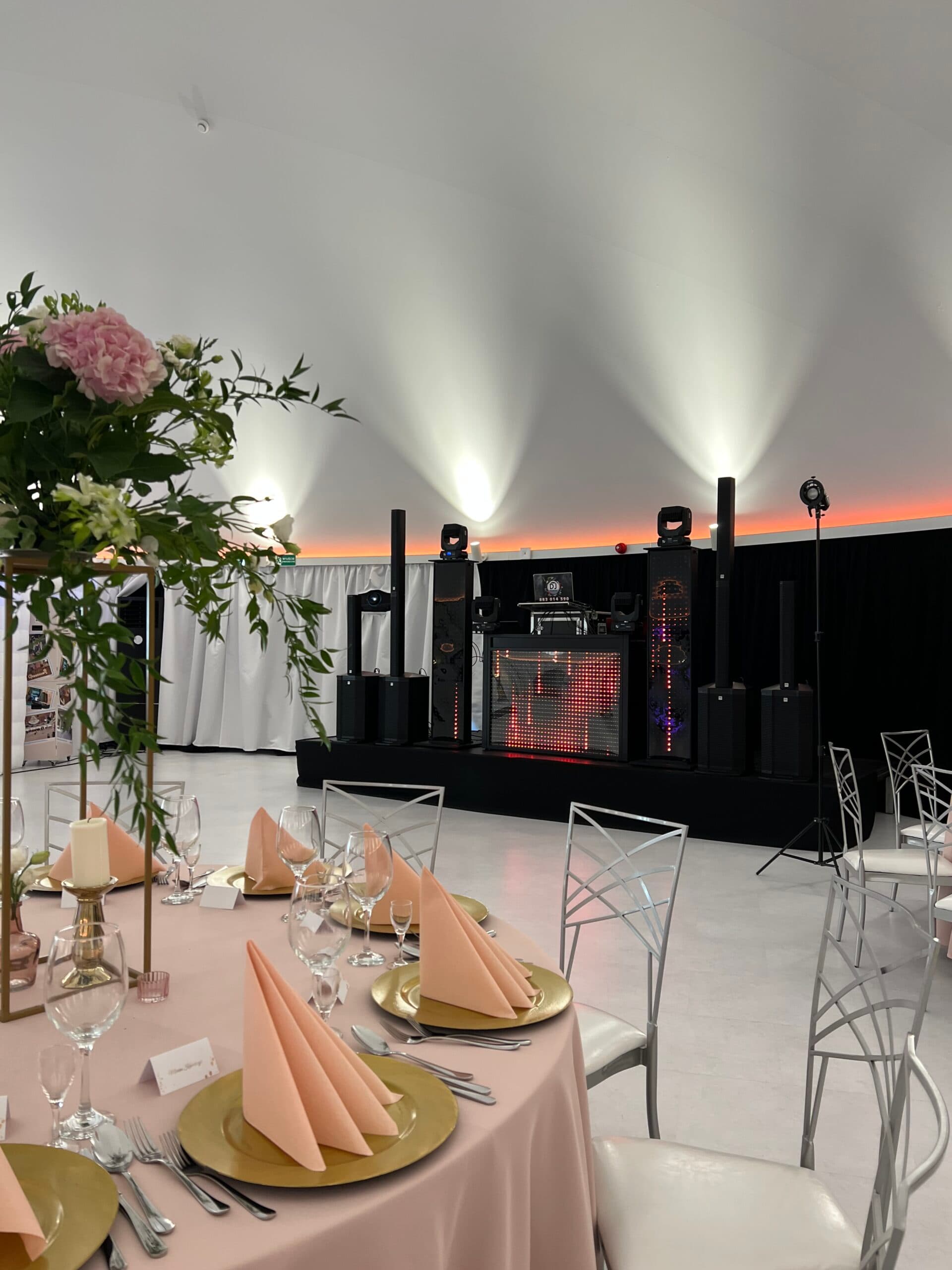Elegancka sala bankietowa z widokiem na stanowisko DJ Nikodema Dąbrowskiego