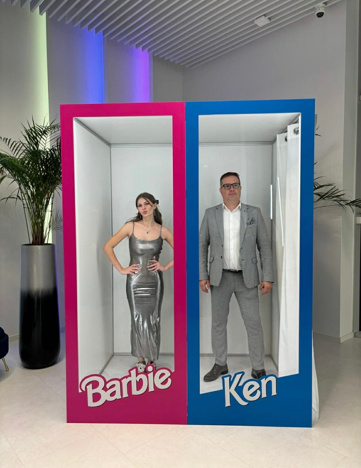 Uczestnicy imprezy swobodnie pozujący w zamkniętym kadrze Fotoboxa