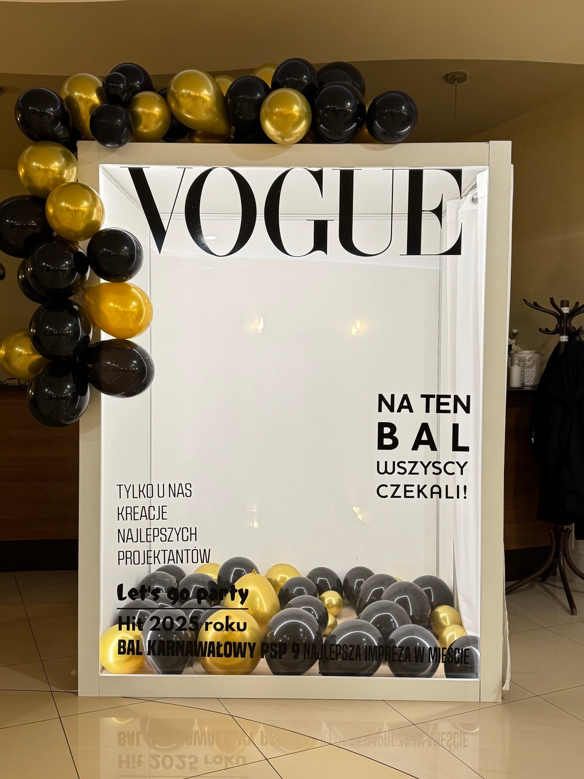 Fotobox Magazine w stylu okładki VOGUE z czarno-złotymi balonami