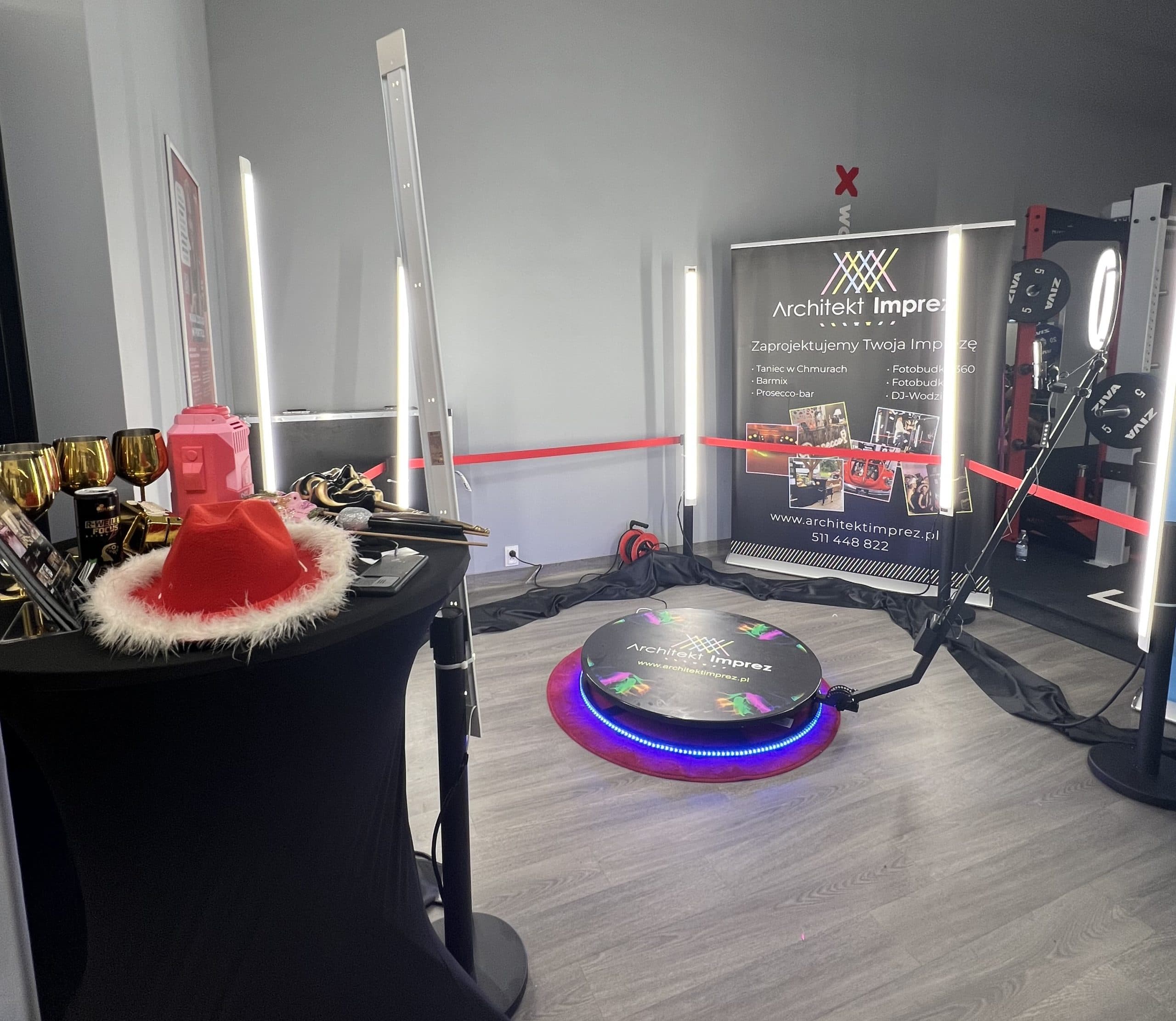 Nowoczesna platforma Fotobudki 360 z ramieniem kamery i oświetleniem LED