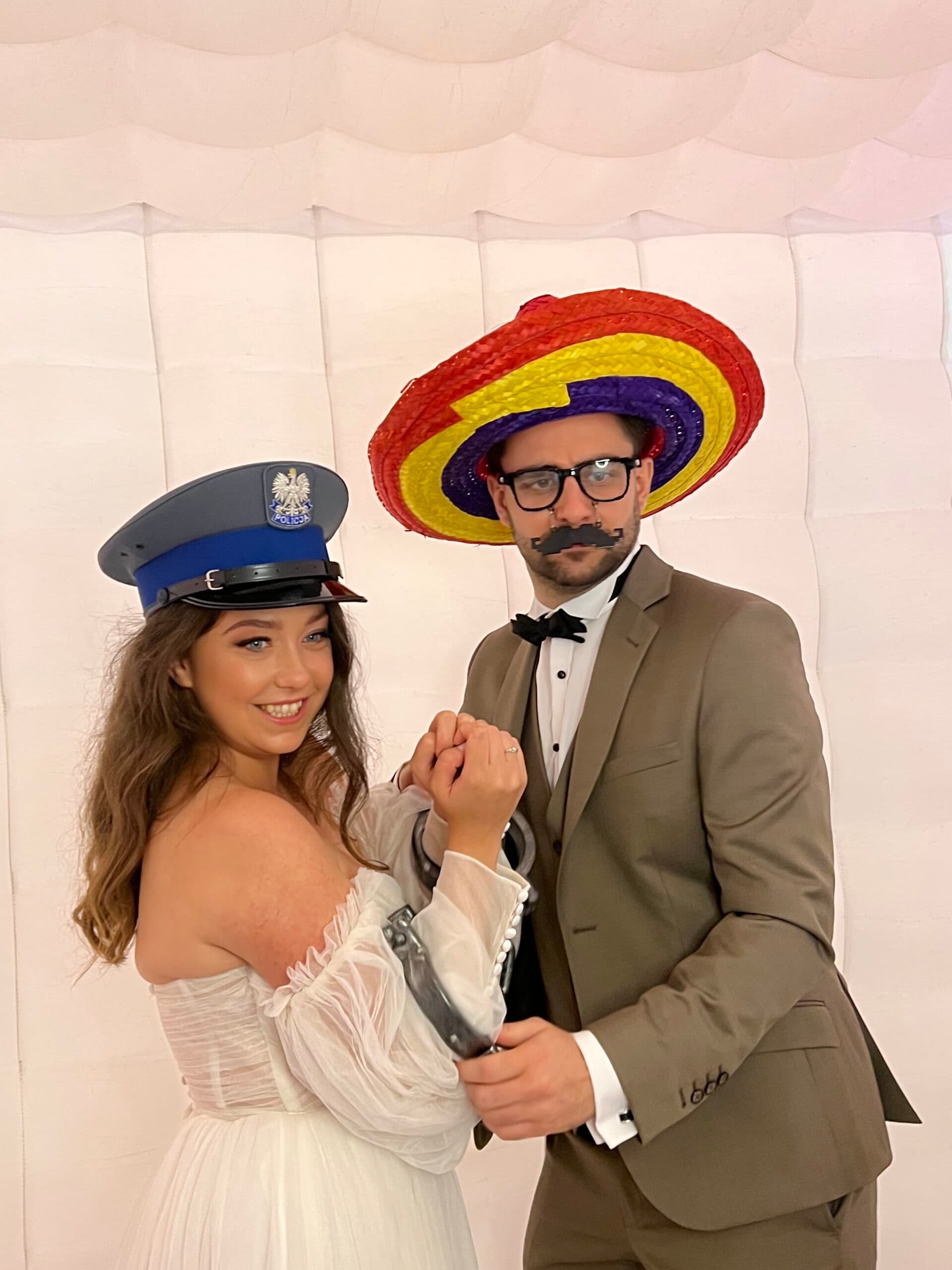Klasyczna fotobudka z zabawnymi gadżetami, sombrero i czapką policyjną