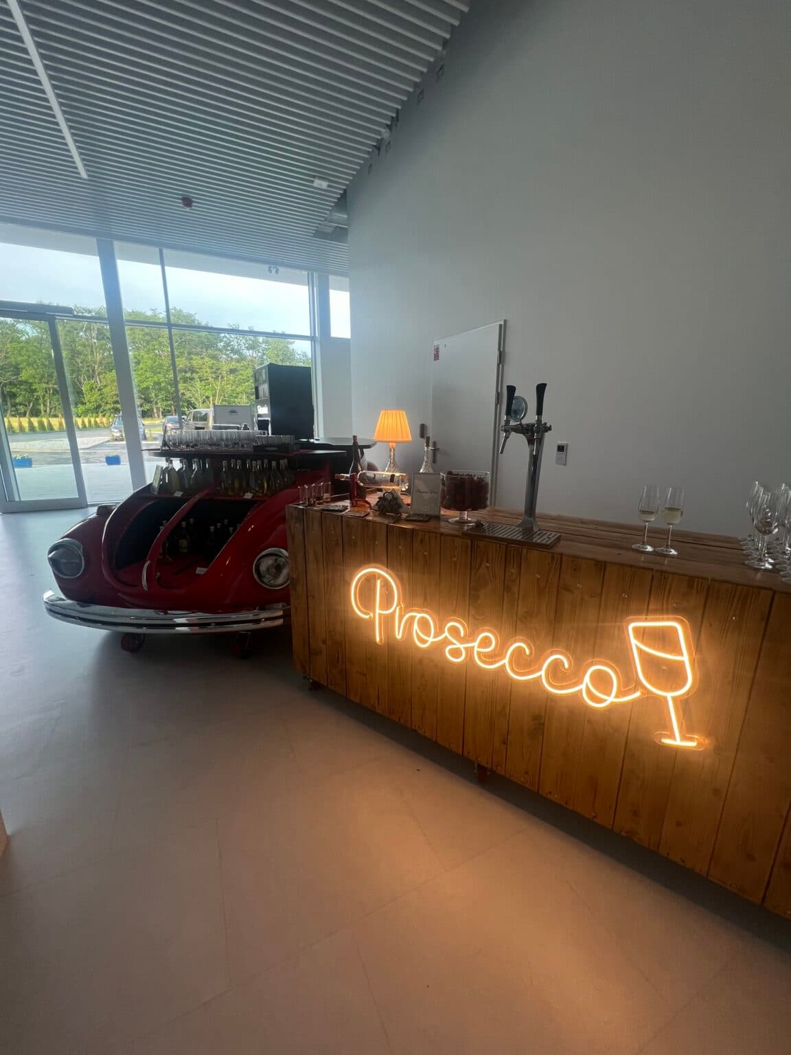 Elegancki mobilny Prosecco Bar z nalewakiem do wina musującego