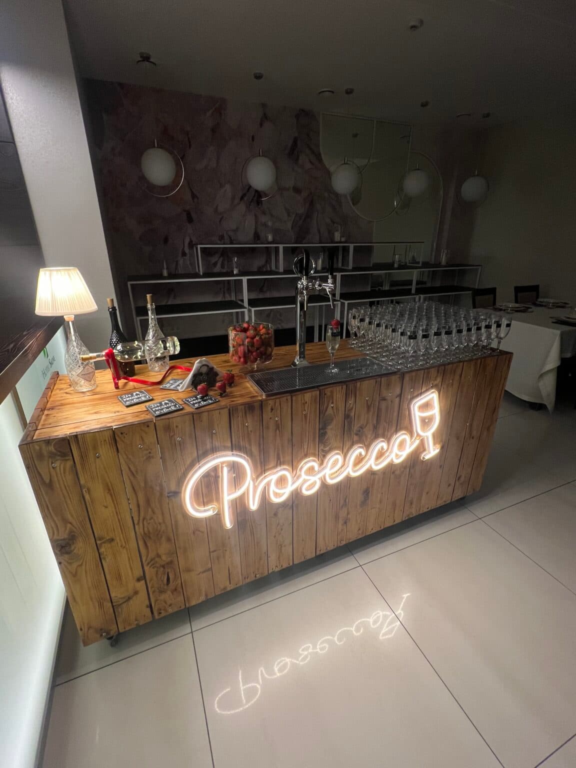 Pełna strefa chillout z Prosecco Barem na sali bankietowej