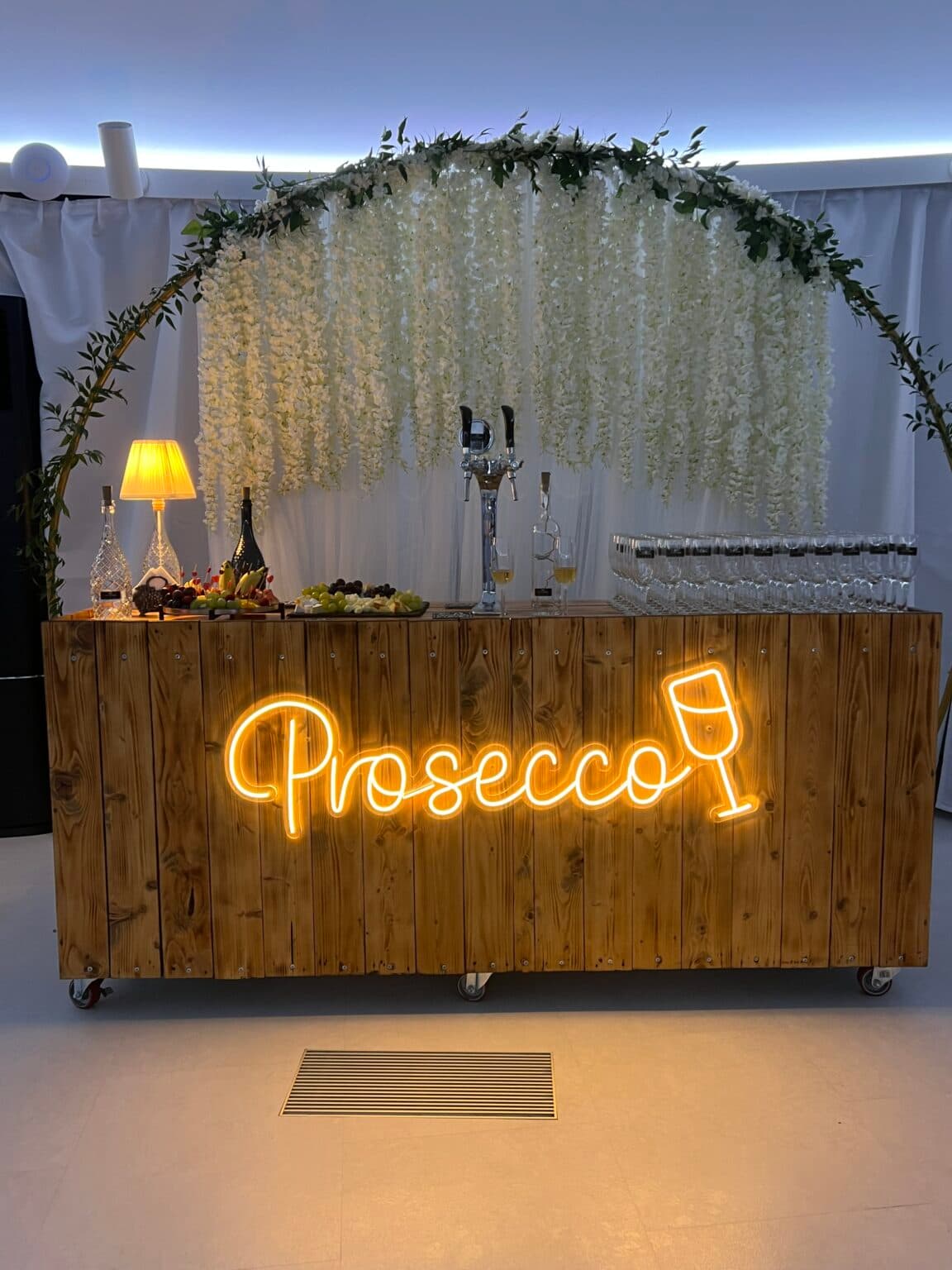 Schłodzone kieliszki z Prosecco, świeżymi truskawkami i miętą